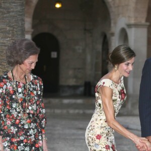 La reine Letizia et le roi Felipe VI d'Espagne ainsi que la reine Sofia accueillaient le 4 août 2017 près de cinq cents convives représentant la communauté des Iles Baléares au palais royal de la Almudaina, à Palma de Majorque, pour le traditionnel dîner de gala offert au cours de leurs vacances.