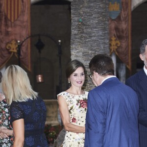 La reine Letizia et le roi Felipe VI d'Espagne ainsi que la reine Sofia accueillaient le 4 août 2017 près de cinq cents convives représentant la communauté des Iles Baléares au palais royal de la Almudaina, à Palma de Majorque, pour le traditionnel dîner de gala offert au cours de leurs vacances.