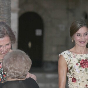 La reine Letizia et le roi Felipe VI d'Espagne ainsi que la reine Sofia accueillaient le 4 août 2017 près de cinq cents convives représentant la communauté des Iles Baléares au palais royal de la Almudaina, à Palma de Majorque, pour le traditionnel dîner de gala offert au cours de leurs vacances.
