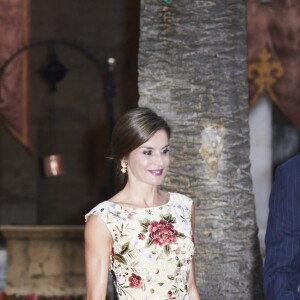 La reine Letizia et le roi Felipe VI d'Espagne ainsi que la reine Sofia accueillaient le 4 août 2017 près de cinq cents convives représentant la communauté des Iles Baléares au palais royal de la Almudaina, à Palma de Majorque, pour le traditionnel dîner de gala offert au cours de leurs vacances.