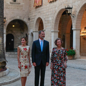 La reine Letizia et le roi Felipe VI d'Espagne ainsi que la reine Sofia accueillaient le 4 août 2017 près de cinq cents convives représentant la communauté des Iles Baléares au palais royal de la Almudaina, à Palma de Majorque, pour le traditionnel dîner de gala offert au cours de leurs vacances.