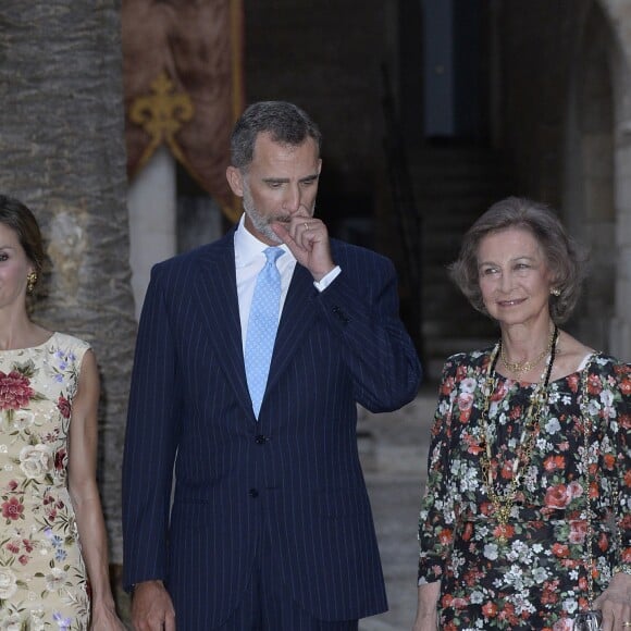 La reine Letizia et le roi Felipe VI d'Espagne ainsi que la reine Sofia accueillaient le 4 août 2017 près de cinq cents convives représentant la communauté des Iles Baléares au palais royal de la Almudaina, à Palma de Majorque, pour le traditionnel dîner de gala offert au cours de leurs vacances.