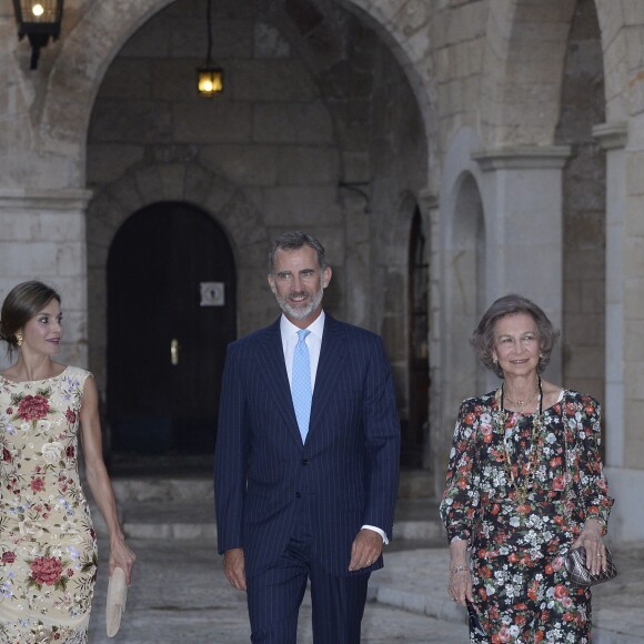 La reine Letizia et le roi Felipe VI d'Espagne ainsi que la reine Sofia accueillaient le 4 août 2017 près de cinq cents convives représentant la communauté des Iles Baléares au palais royal de la Almudaina, à Palma de Majorque, pour le traditionnel dîner de gala offert au cours de leurs vacances.