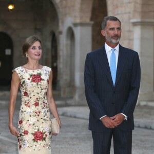 La reine Letizia et le roi Felipe VI d'Espagne ainsi que la reine Sofia accueillaient le 4 août 2017 près de cinq cents convives représentant la communauté des Iles Baléares au palais royal de la Almudaina, à Palma de Majorque, pour le traditionnel dîner de gala offert au cours de leurs vacances.