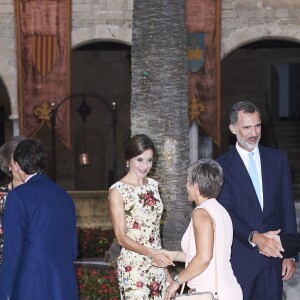 La reine Letizia et le roi Felipe VI d'Espagne ainsi que la reine Sofia accueillaient le 4 août 2017 près de cinq cents convives représentant la communauté des Iles Baléares au palais royal de la Almudaina, à Palma de Majorque, pour le traditionnel dîner de gala offert au cours de leurs vacances.