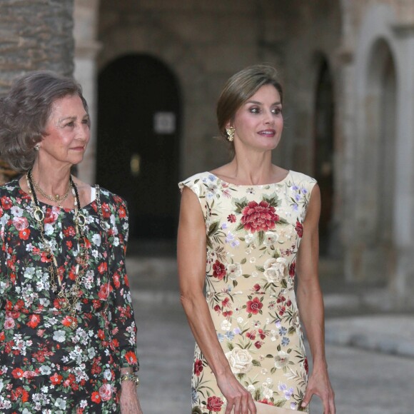 La reine Letizia et le roi Felipe VI d'Espagne ainsi que la reine Sofia accueillaient le 4 août 2017 près de cinq cents convives représentant la communauté des Iles Baléares au palais royal de la Almudaina, à Palma de Majorque, pour le traditionnel dîner de gala offert au cours de leurs vacances.