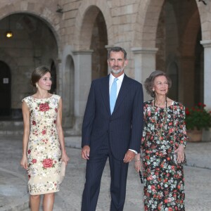 La reine Letizia et le roi Felipe VI d'Espagne ainsi que la reine Sofia accueillaient le 4 août 2017 près de cinq cents convives représentant la communauté des Iles Baléares au palais royal de la Almudaina, à Palma de Majorque, pour le traditionnel dîner de gala offert au cours de leurs vacances.