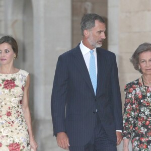 La reine Letizia et le roi Felipe VI d'Espagne ainsi que la reine Sofia accueillaient le 4 août 2017 près de cinq cents convives représentant la communauté des Iles Baléares au palais royal de la Almudaina, à Palma de Majorque, pour le traditionnel dîner de gala offert au cours de leurs vacances.