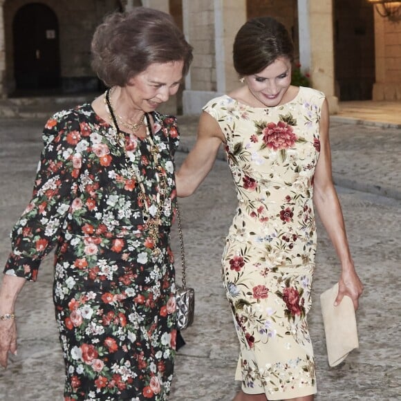 La reine Letizia et le roi Felipe VI d'Espagne ainsi que la reine Sofia accueillaient le 4 août 2017 près de cinq cents convives représentant la communauté des Iles Baléares au palais royal de la Almudaina, à Palma de Majorque, pour le traditionnel dîner de gala offert au cours de leurs vacances.