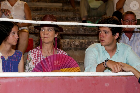 L'infante Elena d'Espagne et ses deux enfants Felipe et Victoria étaient le 3 août 2017 aux arènes de Palma de Majorque.
