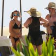 Exclusif - La chanteuse Fergie en vacances se relaxe avec ses amis au bord d'une piscine à Hawaï le 6 aout 2017.