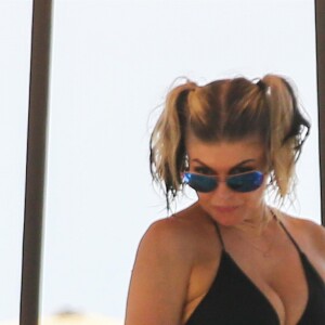 Exclusif - La chanteuse Fergie en vacances se relaxe avec ses amis au bord d'une piscine à Hawaï le 6 aout 2017.