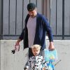 Josh Duhamel à la sortie du Early World Cafe avec son fils Axl à Brentwood, le 11 mai 2017