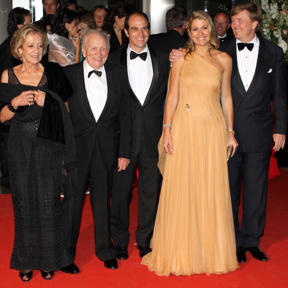 Maxima des Pays-Bas entourée de ses parents Maria del Carmen Cerruti Carricart et Jorge Zorreguieta, son frère Martin et son mari Willem-Alexander des Pays-Bas le 27 mai 2011 au Concertgebouw à Amsterdam lors des festivités officielles pour célébrer son 40e anniversaire.