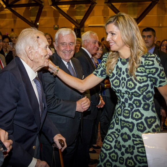 La reine Maxima des Pays-Bas retrouvant son père Jorge Zorreguieta sous le regard de sa mère María del Carmen Cerruti Carricart le 11 octobre 2016 à l'occasion d'une conférence à l'université catholique de Buenos Aires. Jorge Zorreguieta est mort le 8 août 2017 à 89 ans.