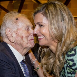 La reine Maxima des Pays-Bas retrouvant son père Jorge Zorreguieta sous le regard de sa mère María del Carmen Cerruti Carricart le 11 octobre 2016 à l'occasion d'une conférence à l'université catholique de Buenos Aires. Jorge Zorreguieta est mort le 8 août 2017 à 89 ans.