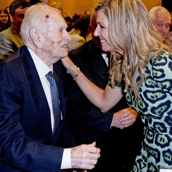 La reine Maxima des Pays-Bas retrouvant son père Jorge Zorreguieta sous le regard de sa mère María del Carmen Cerruti Carricart le 11 octobre 2016 à l'occasion d'une conférence à l'université catholique de Buenos Aires. Jorge Zorreguieta est mort le 8 août 2017 à 89 ans.
