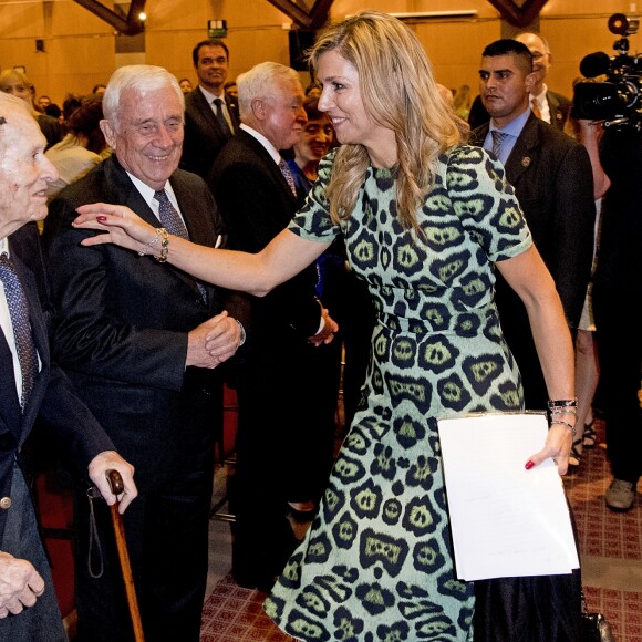 La reine Maxima des Pays-Bas retrouvant son père Jorge Zorreguieta sous le regard de sa mère María del Carmen Cerruti Carricart le 11 octobre 2016 à l'occasion d'une conférence à l'université catholique de Buenos Aires. Jorge Zorreguieta est mort le 8 août 2017 à 89 ans.