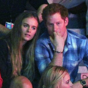 Le prince Harry et Cressida Bonas dans les tribunes du stade de Wembley lors de l'évènement "We Day UK" à Londres le 7 mars 2014