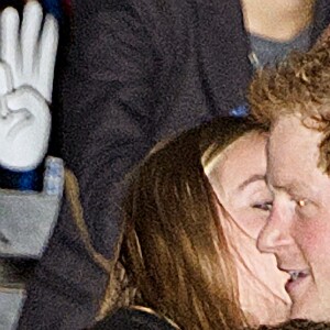 Le prince Harry et Cressida Bonas dans les tribunes du stade de Wembley lors de l'évènement "We Day UK" à Londres le 7 mars 2014