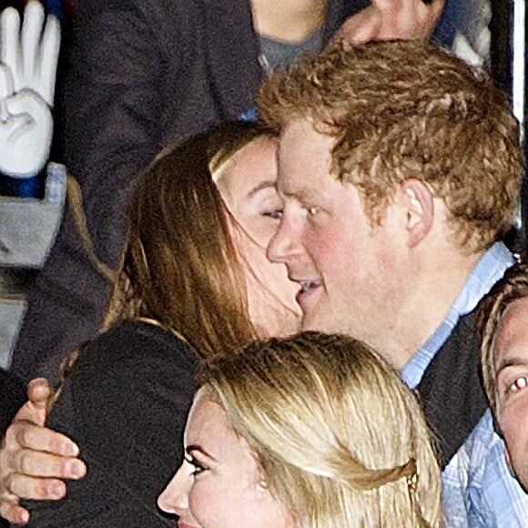 Le prince Harry et Cressida Bonas dans les tribunes du stade de Wembley lors de l'évènement "We Day UK" à Londres le 7 mars 2014