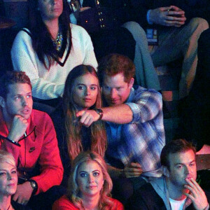 Le prince Harry et Cressida Bonas dans les tribunes du stade de Wembley lors de l'évènement "We Day UK" à Londres le 7 mars 2014