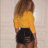 Beyoncé sur une photo publiée sur son site internet le 9 août 2017. Deux mois après la naissance de ses jumeaux, la chanteuse affiche fièrement sa silhouette post-grossesse.