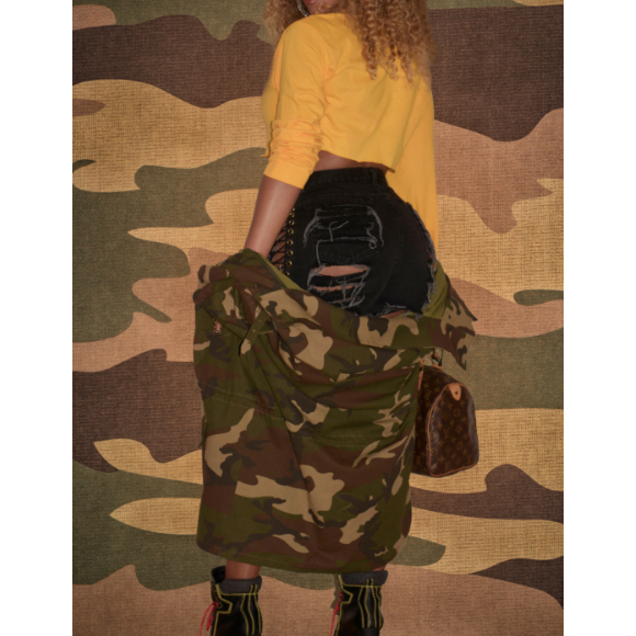 Beyoncé sur une photo publiée sur son site internet le 9 août 2017. Deux mois après la naissance de ses jumeaux, la chanteuse affiche fièrement sa silhouette post-grossesse.