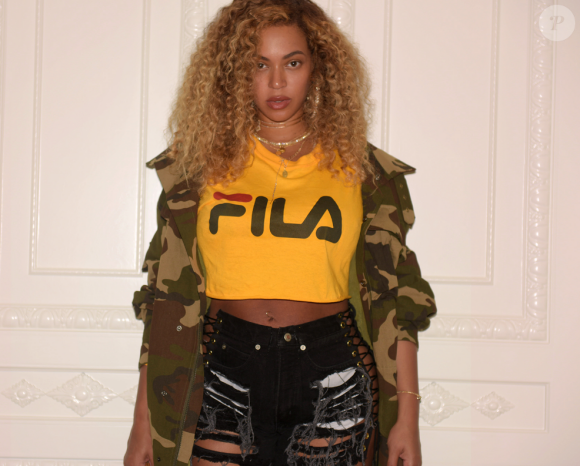 Beyoncé sur une photo publiée sur son site internet le 9 août 2017. Deux mois après la naissance de ses jumeaux, la chanteuse affiche fièrement sa silhouette post-grossesse.