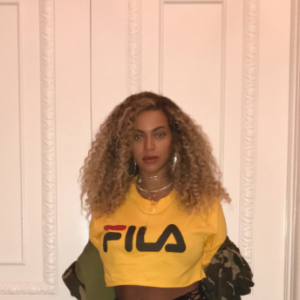 Beyoncé sur une photo publiée sur son site internet le 9 août 2017. Deux mois après la naissance de ses jumeaux, la chanteuse affiche fièrement sa silhouette post-grossesse.