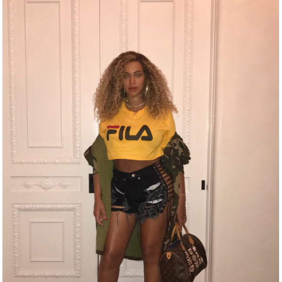 Beyoncé sur une photo publiée sur son site internet le 9 août 2017. Deux mois après la naissance de ses jumeaux, la chanteuse affiche fièrement sa silhouette post-grossesse.