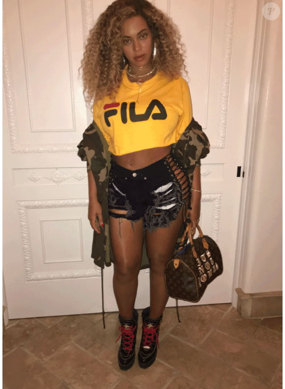 Beyoncé sur une photo publiée sur son site internet le 9 août 2017. Deux mois après la naissance de ses jumeaux, la chanteuse affiche fièrement sa silhouette post-grossesse.