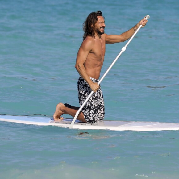 Exclusif - Bob Sinclar et sa femme Ingrid profitent d'une journée ensoleillée sur la plage du Nikki Beach à Saint-Barthélemy, le 9 janvier 2017. Ingrid est allée se baigner. Bob a fait du paddle, puis a rejoint sa femme sur les transats pour boire un cocktail.