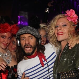 Exclusif - Le DJ Bob Sinclar mixe au Queen à Paris le 4 octobre 2015.