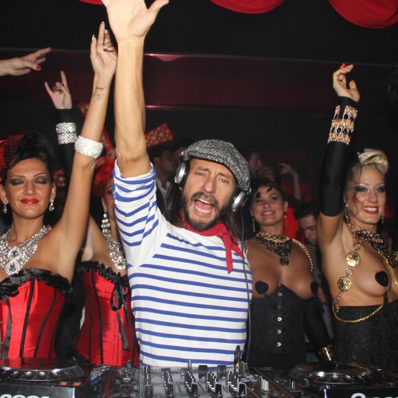 Exclusif - Le DJ Bob Sinclar mixe au Queen à Paris le 4 octobre 2015.