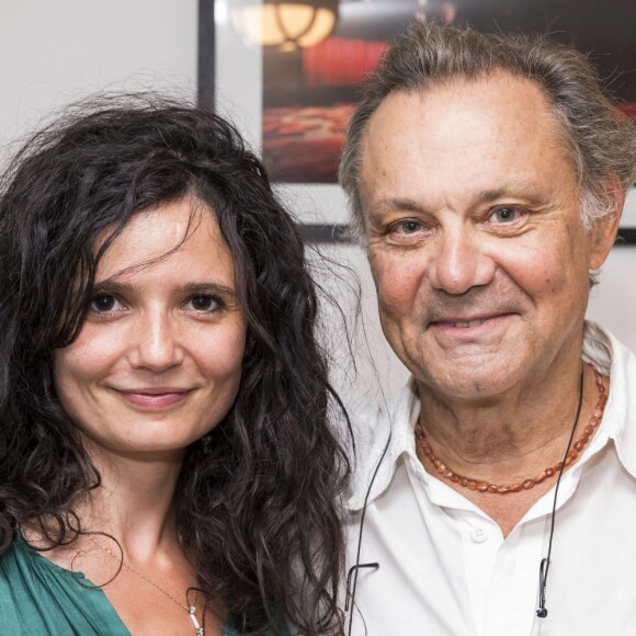 Exclusif - Salomé Lelouch et Philippe Caubère dans les loges en marge de la représentation de la pièce de théâtre "Le bac 68" lors du Festival de Ramatuelle, le 8 août 2017. © Cyril Bruneau/Festival de Ramatuelle/Bestimage