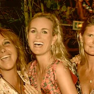 Exclusif - Carole Gruson, Laeticia Hallyday avec Estelle Lefèbure et Alessandra Sublet - Pour fêter en beauté les 10 ans du St Barth Family Festival, Carole Gruson (la grande prêtresse du restaurant cabaret burlesque Le Ti' St Barth) a réuni un parterre de stars lors de la 2e soirée du Family Festival avec Leo Lanvin comme DJ. © Xavier Merchet-Thau / Le Ti' Saint Barth / Bestimage