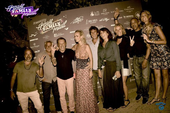 Exclusif - Johnny Hallyday et sa femme Laeticia, entourés d'invités - Pour fêter en beauté les 10 ans du St Barth Family Festival, Carole Gruson (la grande prêtresse du restaurant cabaret burlesque "Le Ti' St Barth") a réuni une guest list de folie lors de la 2e soirée du Family Festival avec Leo Lanvin comme DJ. © Xavier Merchet-Thau / Le Ti' Saint Barth / Bestimage