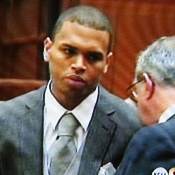 Chris Brown au tribunal de Los Angeles lors du premier jour de son procès, un mois après avoir agressé Rihanna, le 5 mars 2009 à Los Angeles.