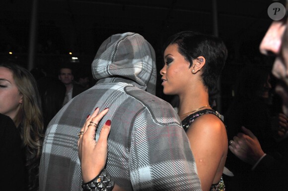 Chris Brown et Rihanna assitent au défilé de John Galliano organisé à la Grande Halle Villette, à Paris, le 1er mars 2008.