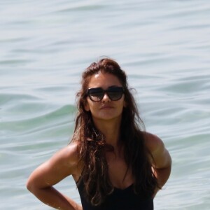 Mónica Cruz profite d'une journée ensoleillée sur la plage de Cadix, en Espagne. Le 16 août 2017.