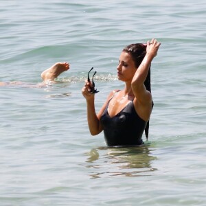 Mónica Cruz profite d'une journée ensoleillée sur la plage de Cadix, en Espagne. Le 16 août 2017.