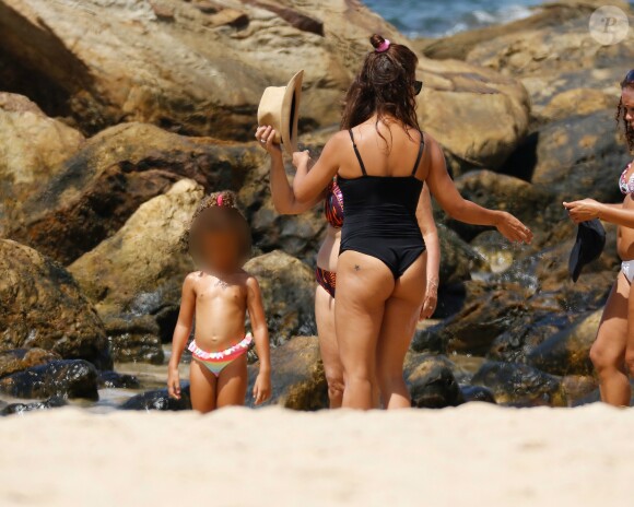 Mónica Cruz et sa fille Antonella profitent d'une journée ensoleillée à Cadix. Le 16 août 2017.