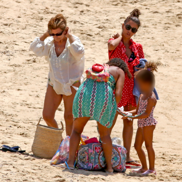 Mónica Cruz, sa fille Antonella et sa mère Encarna Sanchez sur la plage de Cadiz, en Espagne, le 15 août 2017.