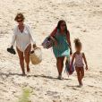 Mónica Cruz, sa fille Antonella et sa mère Encarna Sanchez sur la plage de Cadiz, en Espagne, le 15 août 2017.