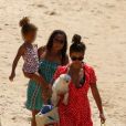 Mónica Cruz, sa fille Antonella et sa mère Encarna Sanchez sur la plage de Cadiz, en Espagne, le 15 août 2017.