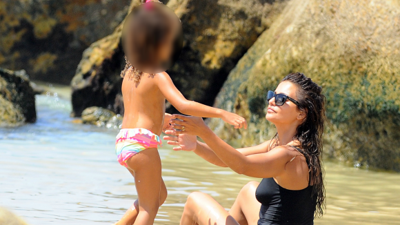 Monica Cruz : Radieuse et câline en vacances, avec sa fille Antonella