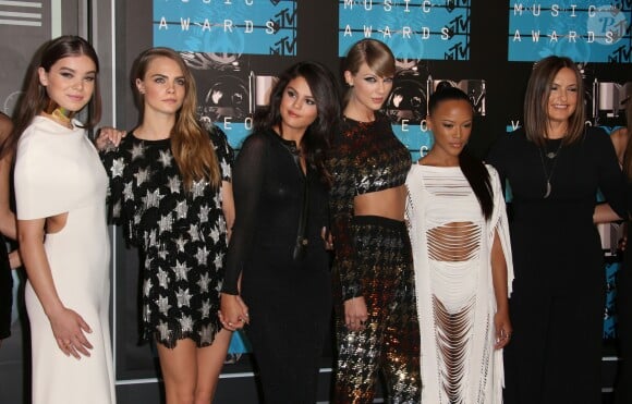 Hailee Steinfeld, Cara Delevingne, Selena Gomez, Taylor Swift, Serayah, Mariska Hargitay - Soirée des MTV Video Music Awards à Los Angeles le 30 aout 2015.