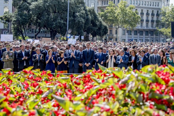 Le roi Felipe VI d'Espagne, Mariano Rajoy (président du gouvernement d'Espagne), Carles Puigdemont (président de la Généralité de Catalogne) et Ada Colau (maire de Barcelone) lors de la minute de silence à Barcelone en hommage aux victimes de l'attaque terroriste de La Rambla. Le 18 août 2017.