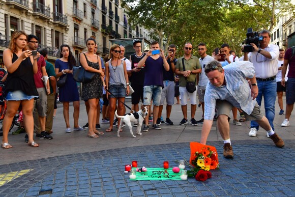 Au lendemain de l'attaque terroriste de Barcelone, les barcelonais viennent rendre les premiers hommages aux victimes en déposant fleurs, messages et bougies. Le 18 août 2017.